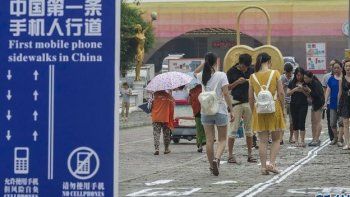 Crean una vía de tránsito peatonal para los adictos a los smartphones