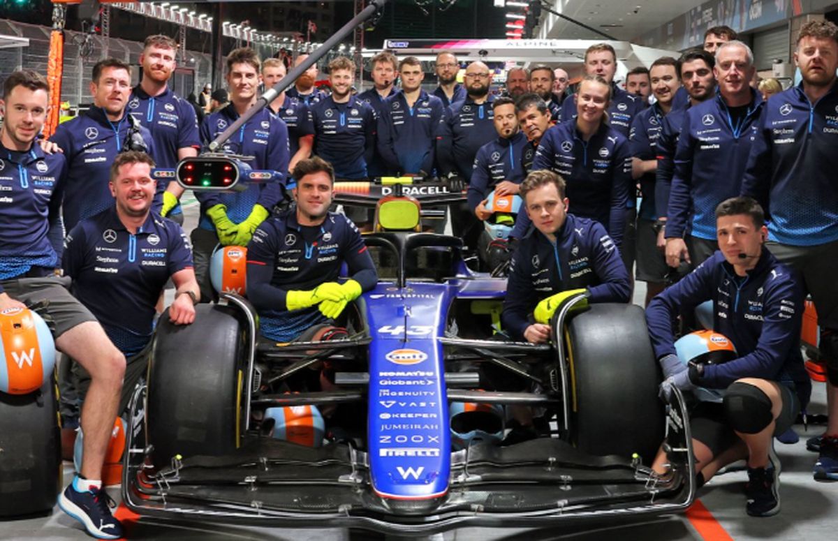 El equipo Williams con el auto de Colapinto.