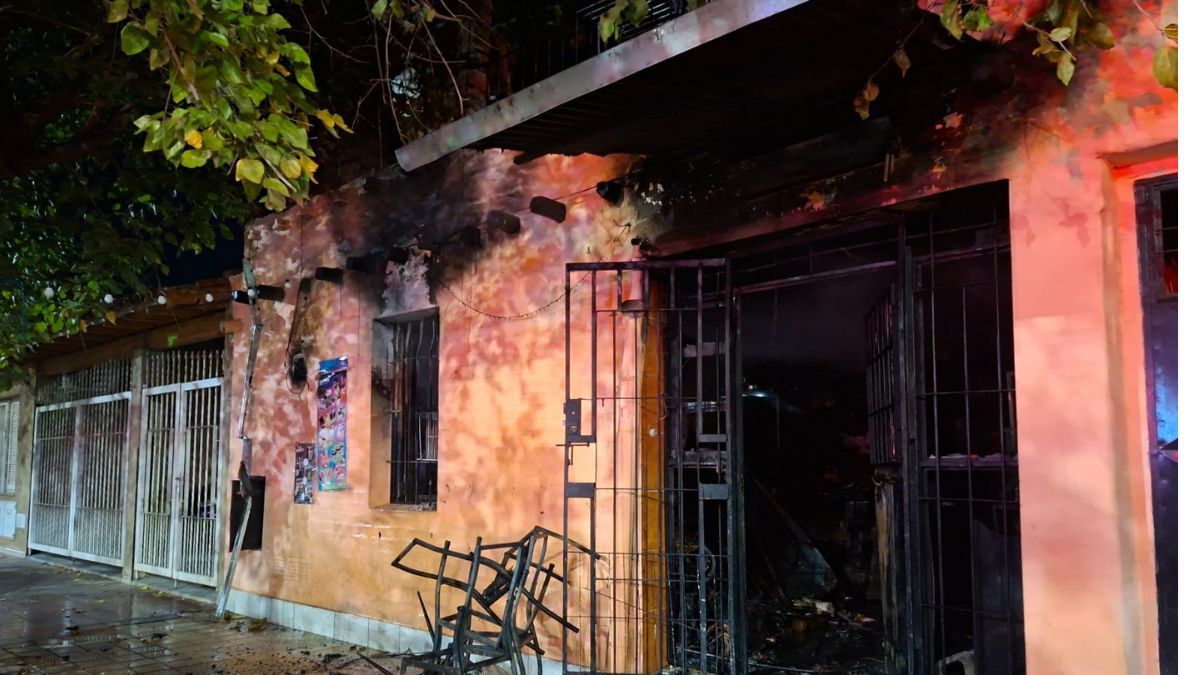 La propiedad de Tucumán al 800 de Dorrego resultó muy dañada por el incendio. Afortunadamente los ocupantes pudieron escapar.&nbsp;