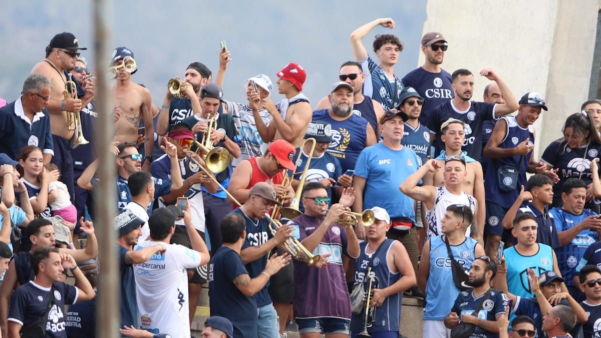 Los hinchas de Independiente Rivadadavia viajaron en gran número a San Luis.