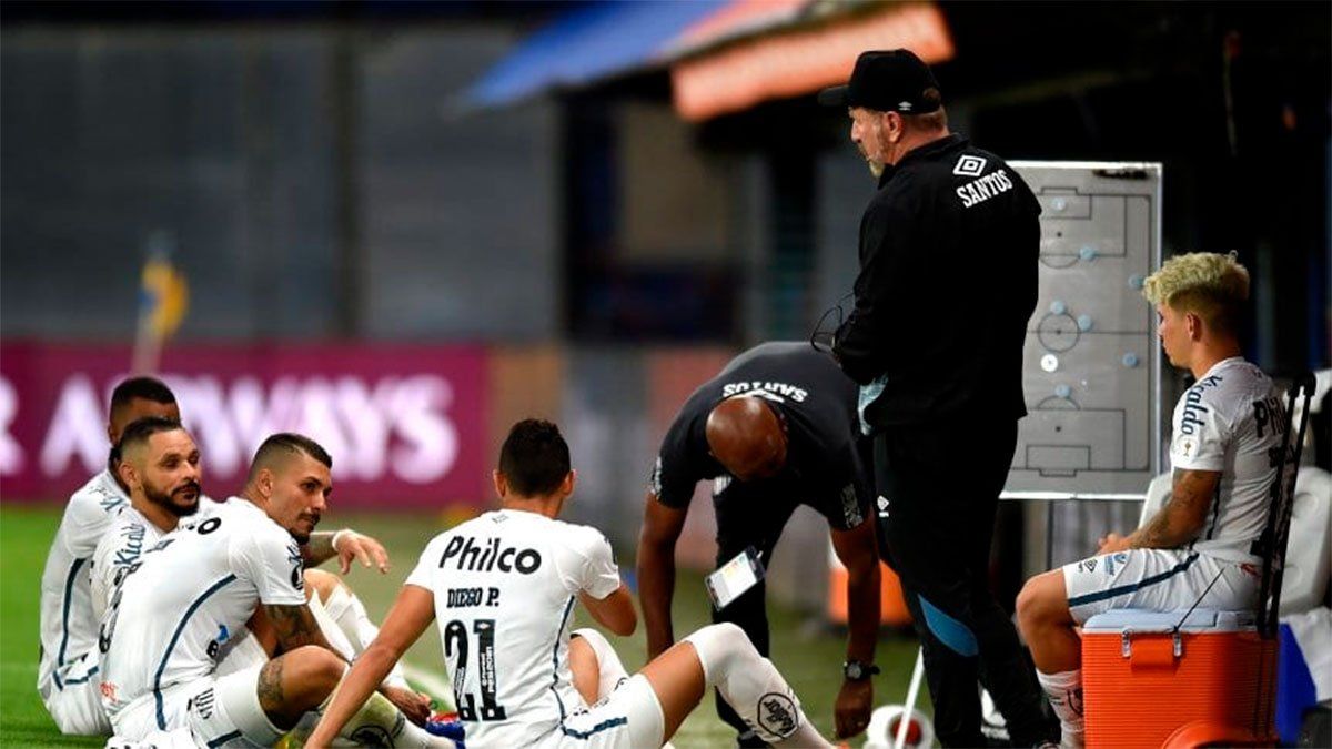 Santos de Brasil admitió los resultados positivos de coronavirus en sus jugadores John y Leonardo Wagner.