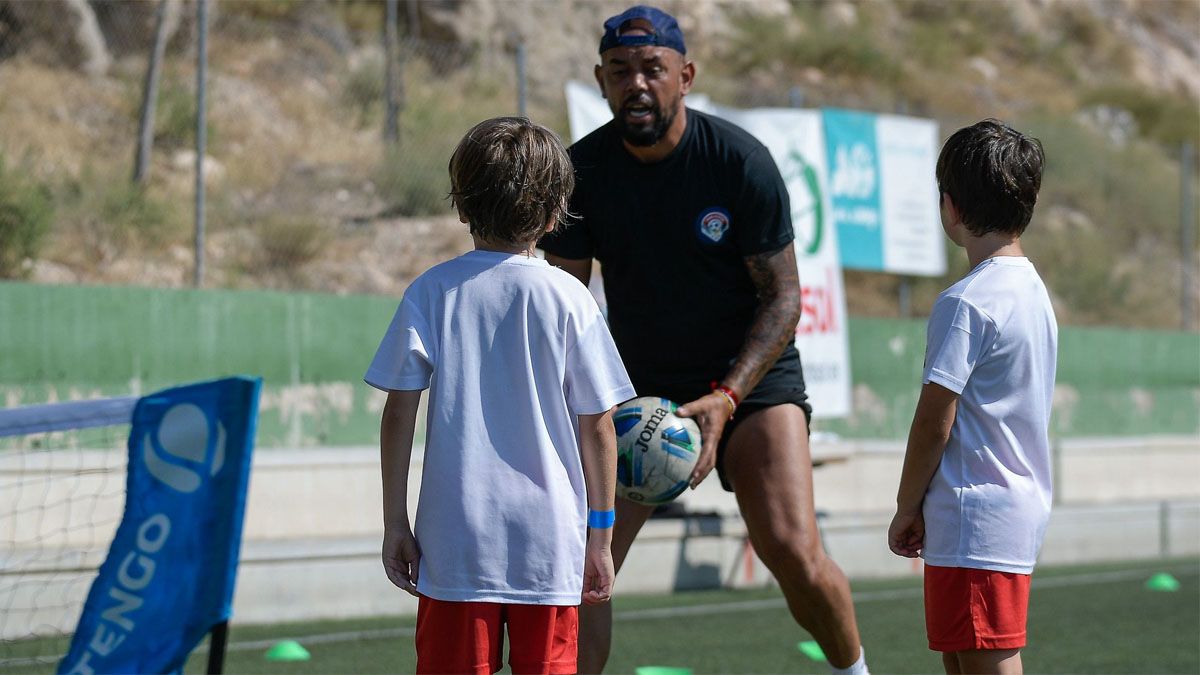 José López Andreucetti les da indicaciones a los pibes. Dirige una academia de fútbol en España.
