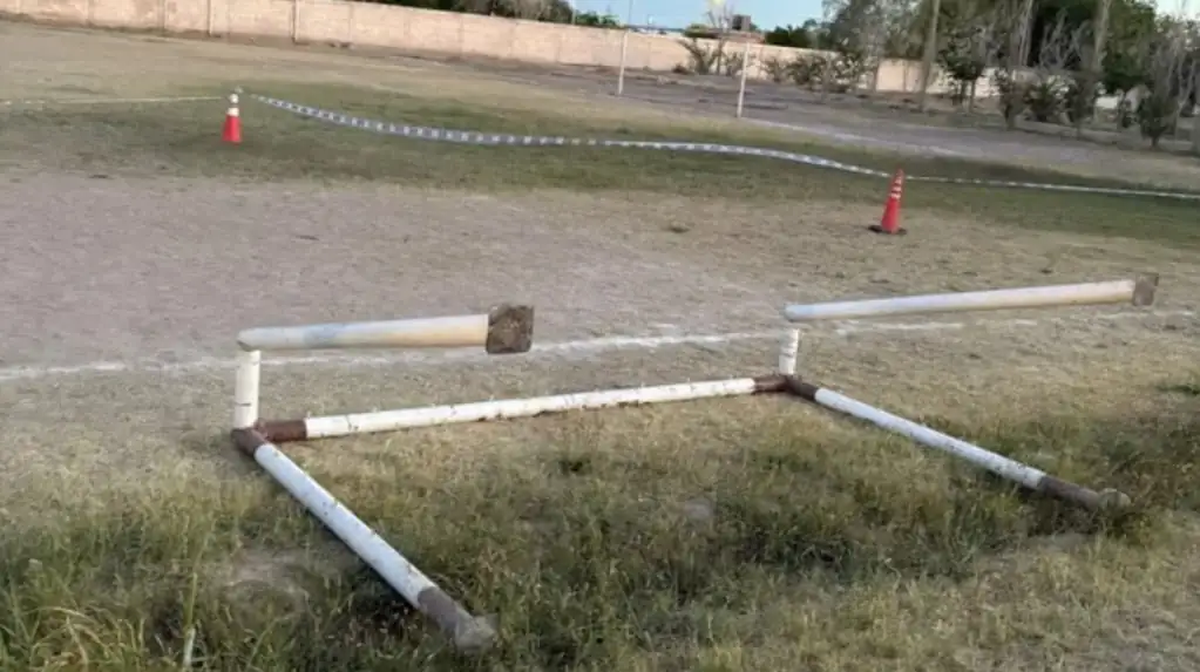 El arco de fútbol cedió e impactó en la cabeza del niño. El arco de fútbol cedió e impactó en la cabeza del niño.