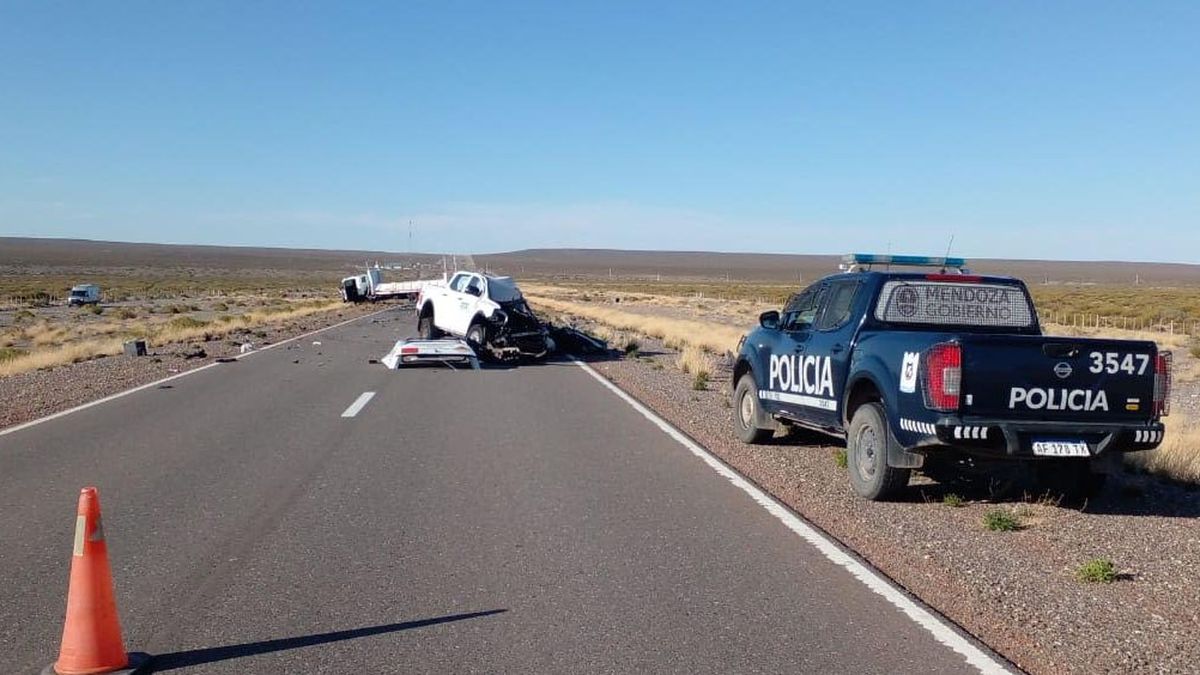 Por el accidente, el conductor de la camioneta quedó atrapado y murió en el lugar. Por el accidente, el conductor de la camioneta quedó atrapado y murió en el lugar.