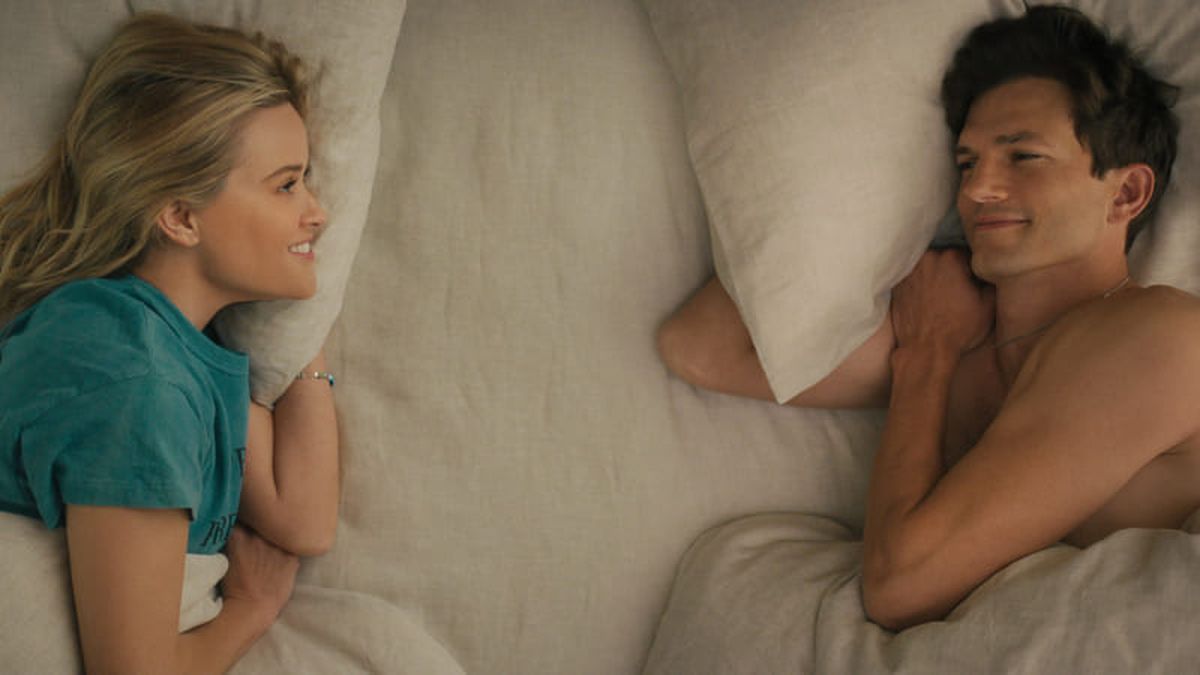 Reese Witherspoon como Debbie y Ashton Kutcher como Peter, la comedia romántica de Netflix.
