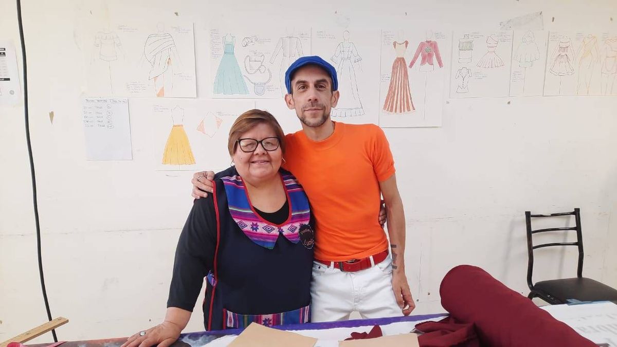 Lucy es cortadora para la Fiesta de la Vendimia. Aquí junto a Adrián Di Carlo, jefe de Vestuario. Lucy es cortadora para la Fiesta de la Vendimia. Aquí junto a Adrián Di Carlo, jefe de Vestuario.