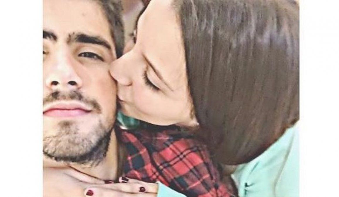 Fer Vázquez, cantante de Rombai, junto a la joven Úrsula.