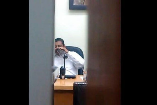 Polémica en Mexico por un video en el que se ve a un presunto funcionario drogándose en su despacho