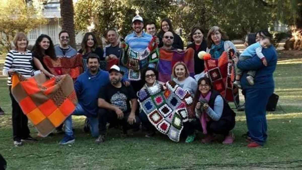 Parte de las más de 60 voluntarias y colaboradores de la Urdimbre Solidaria.