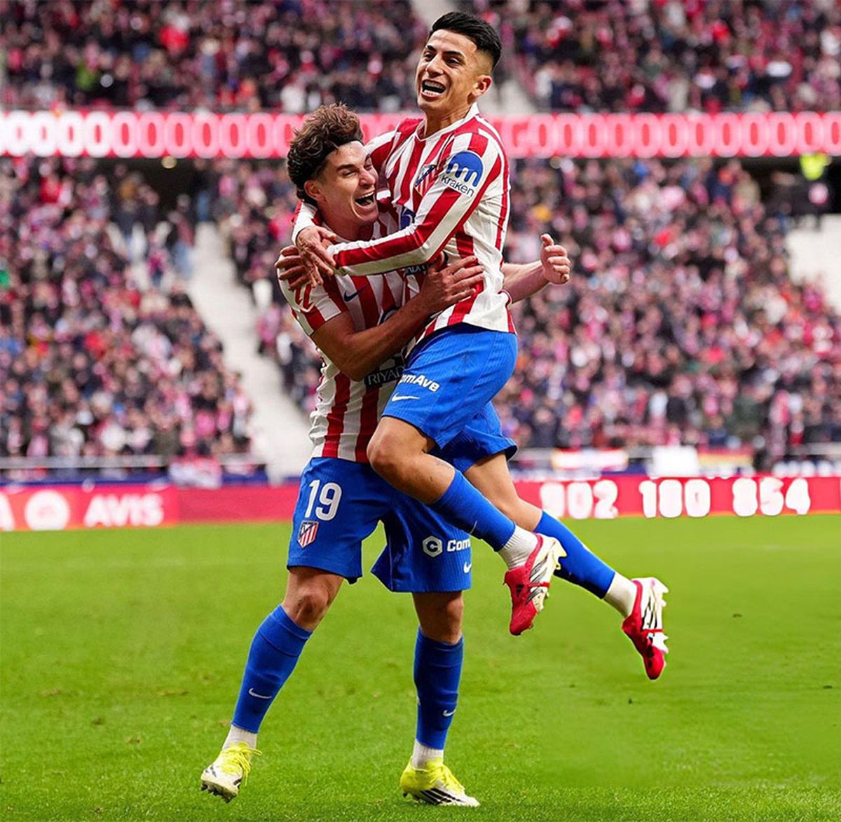 Juli&aacute;n &Aacute;lvarez abraza a Thiago Almada.