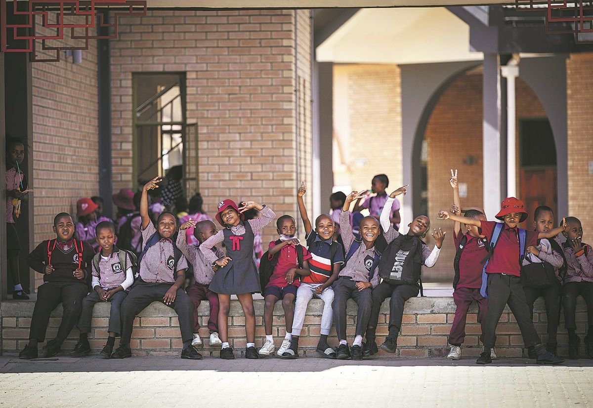 Estudiantes disfrutan de su tiempo libre después de clases en la Escuela Primaria Mmopane, apoyada por China, en el distrito de Kweneng, Botsuana. HAN XU/XINHUA