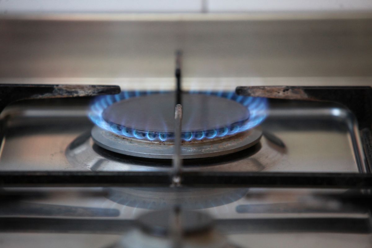 Advierten el peligro de calefaccionar una casa prendiendo hornallas u hornos de cocina. Advierten el peligro de calefaccionar una casa prendiendo hornallas u hornos de cocina.