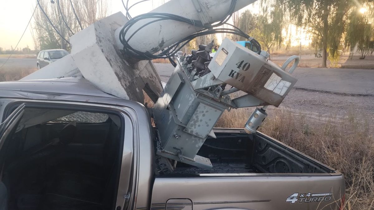 La imagen muestra cómo quedó el transformador apoyado sobre la cabina de la camioneta. La imagen muestra cómo quedó el transformador apoyado sobre la cabina de la camioneta.