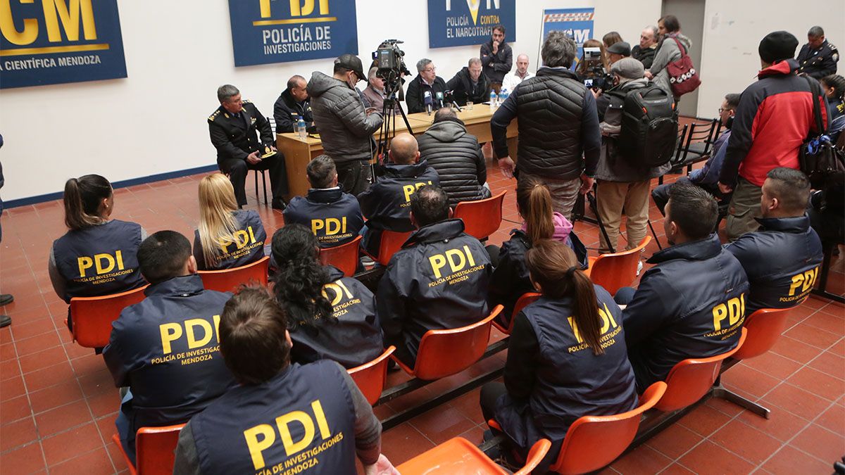 Conferencia de prensa con la PDI por el femicidio de Agostina Trigo, en 2022. Su caso fue resuelto gracias a pesquisas en sus redes sociales que permitieron dar con el asesino. Conferencia de prensa con la PDI por el femicidio de Agostina Trigo, en 2022. Su caso fue resuelto gracias a pesquisas en sus redes sociales que permitieron dar con el asesino.