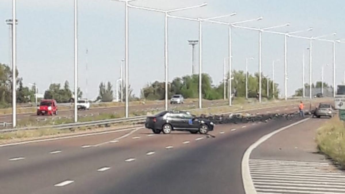 La mano que lleva de Norte a Sur en el Acceso Sur a Mendoza, fue cortada por el vuelco de un camión con bebidas gaseosas este miércoles por la tarde.
