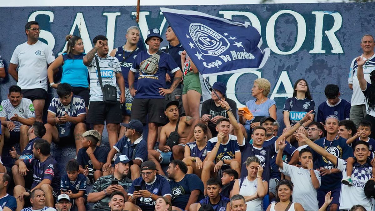 Los seguidores de la Lepra fueron en masa a apoyar a su equipo. Los seguidores de la Lepra fueron en masa a apoyar a su equipo.