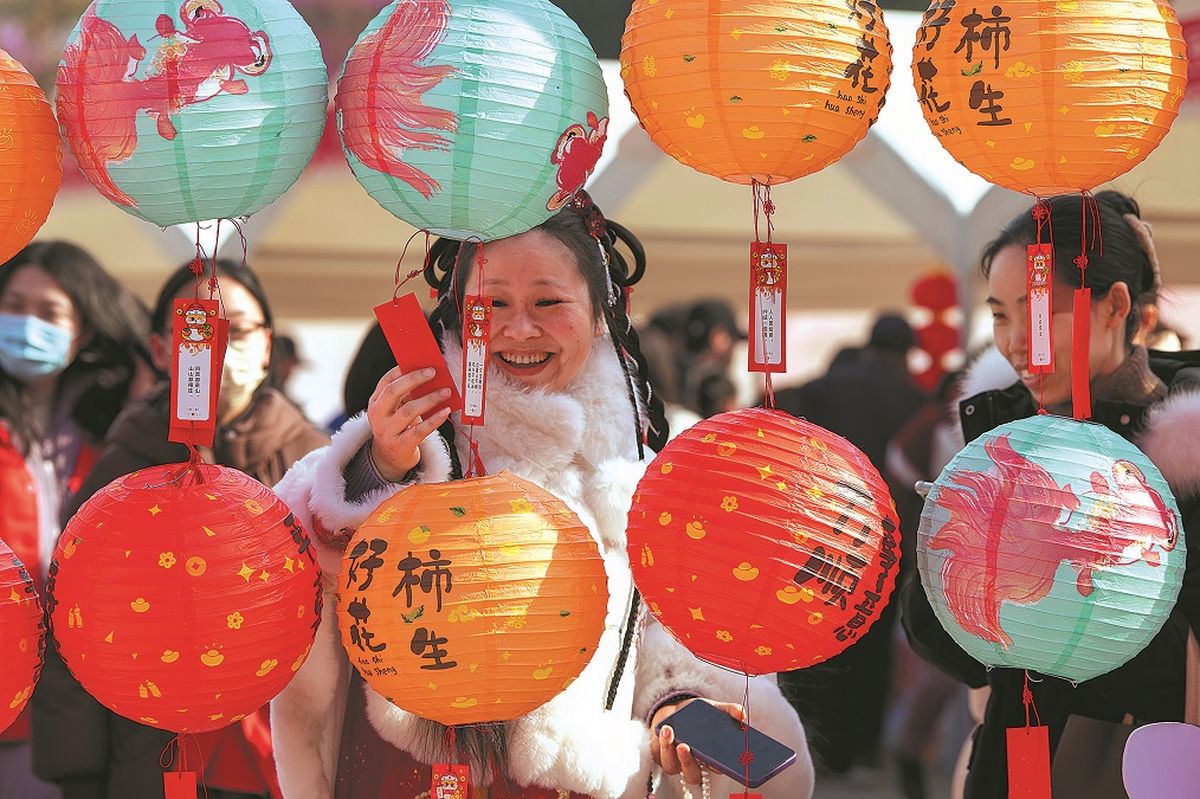 Una mujer intenta resolver acertijos de faroles en la Plaza del Pueblo de Jinhua, provincia de Zhejiang. HU XIAOFEI / PARA CHINA DAILY Una mujer intenta resolver acertijos de faroles en la Plaza del Pueblo de Jinhua, provincia de Zhejiang. HU XIAOFEI / PARA CHINA DAILY 