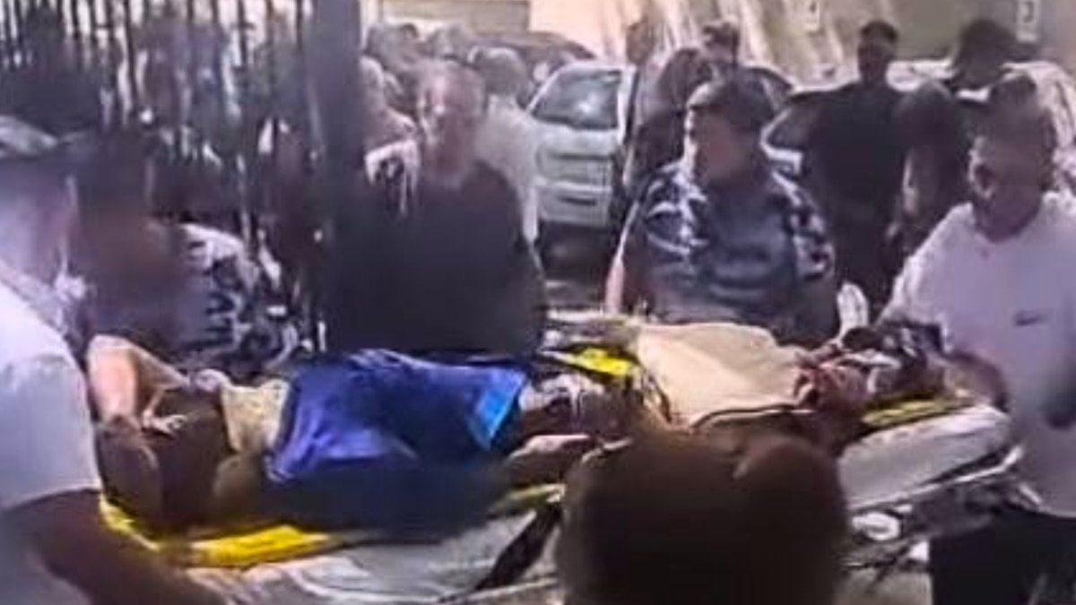 Fue acusado de abuso, se tiró de un cuarto piso en Tribunales, cayó sobre el auto de un juez y murió