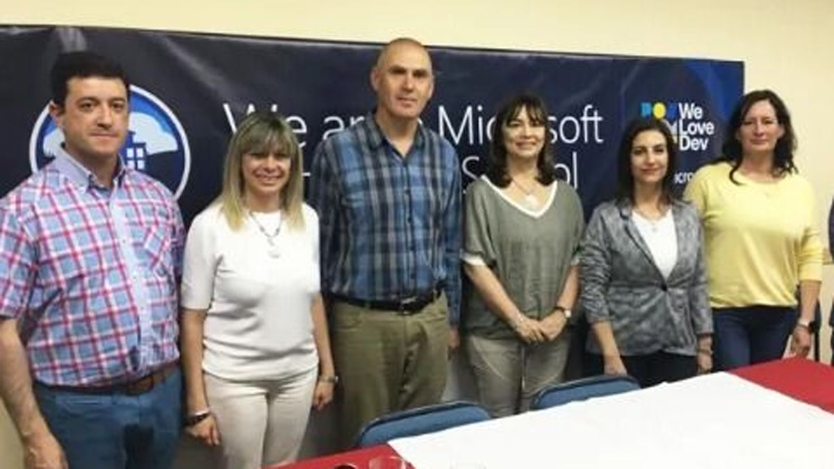 Natalia Toledo (a la derecha de la imagen) junto a colegas