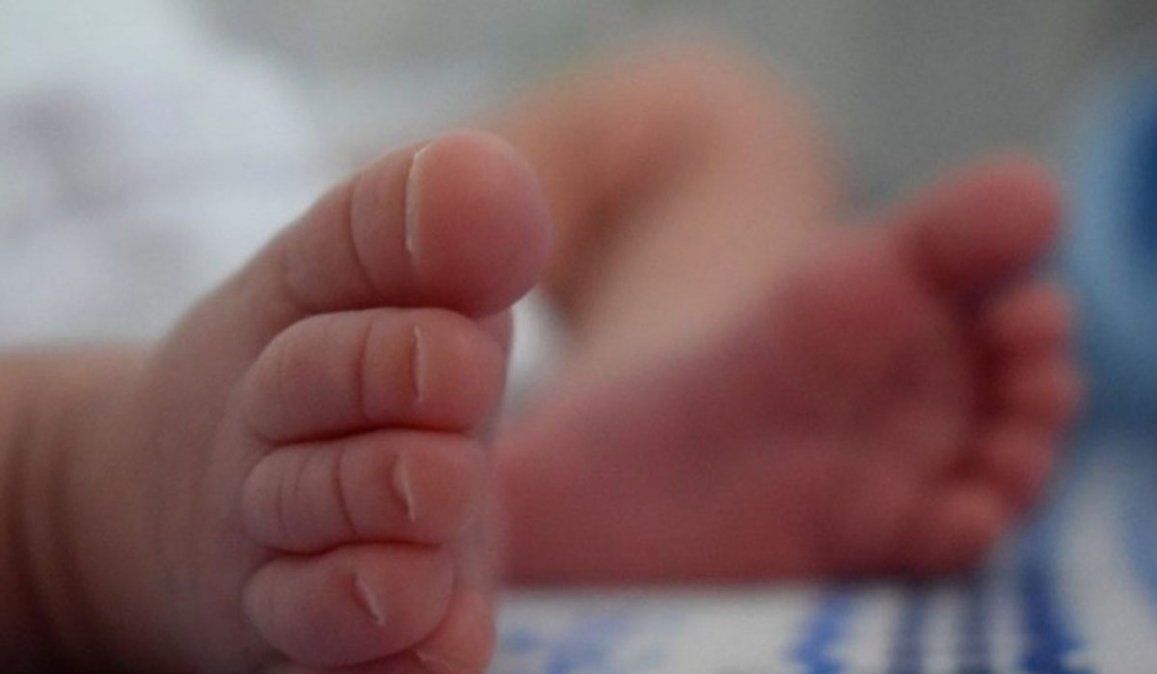 Bebé tenía el hígado estallado: sus padres están detenidos por el homicidio