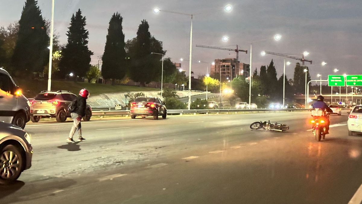La mujer de la moto se levantó tras el accidente y caminó unos metros, pero no pudo seguir por el dolor. La mujer de la moto se levantó tras el accidente y caminó unos metros, pero no pudo seguir por el dolor.