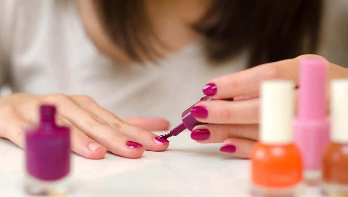 Elimina las manchas de esmalte en el piso con este truco fácil y rápido.