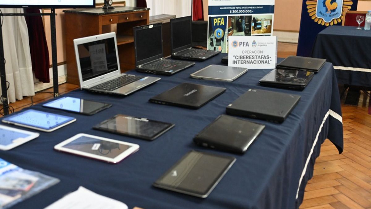La banda de estafadores operaba en varias provincias, entre ellas Mendoza, y en los allanamientos secuestraron dólares, pesos, computadoras, notebooks, celulares y otros elementos