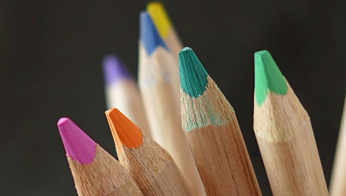 Recicla los lápices de colores y crea estos hermosos objetos de decoración para tu escritorio