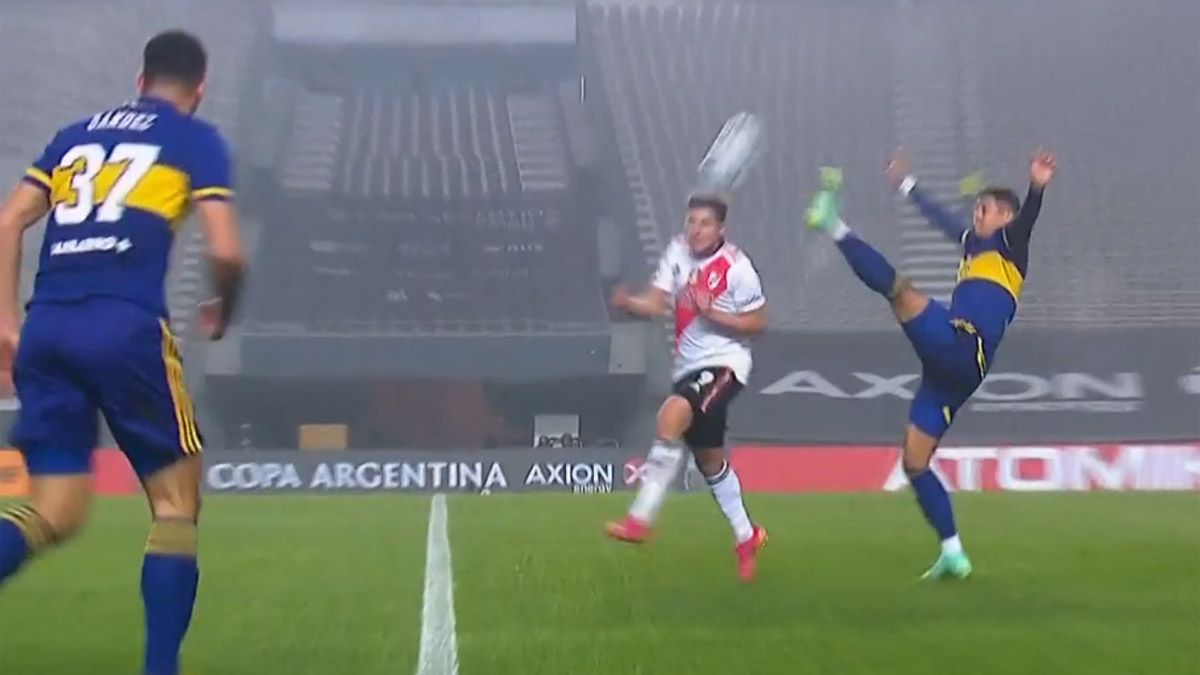 Marcos Rojo y una dura patada descendente a Julián Álvarez