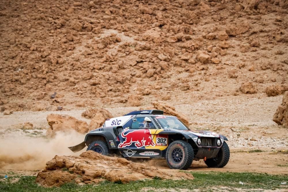 Peterhansel lidera la general pese a que Giniel De Villiers ganó la etapa.