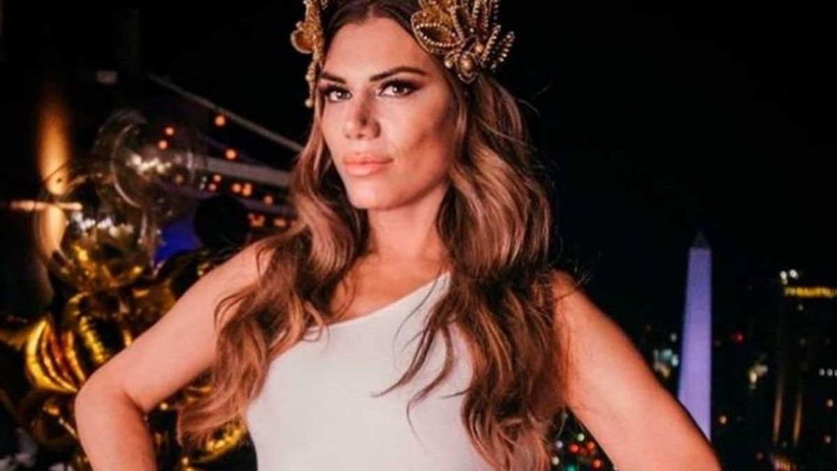 Florencia de la V paralizó la noche de Tailandia con su look XS.