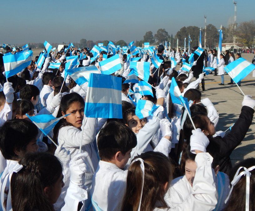 La IV Brigada Aérea reconoció a los abanderados y les dio una medalla