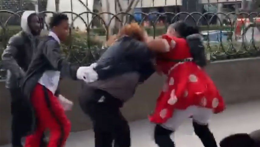 Video: Minnie se agarró a piñas y ni Mickey ni Goofy pudieron frenarla