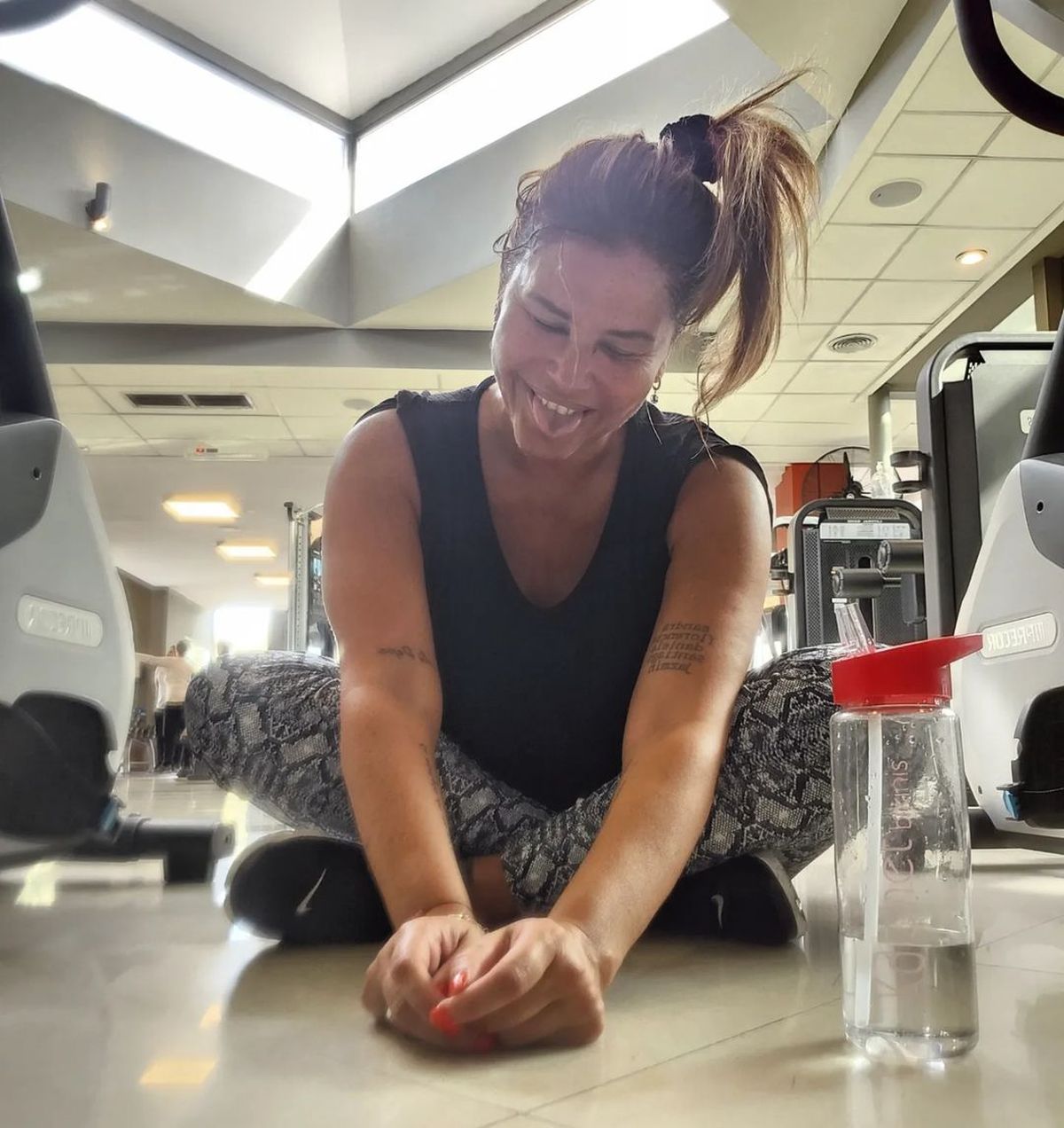 En calzas fajadas y zoom demencial, Nazarena Vélez mostró su figura tras una semana de gimnasio.