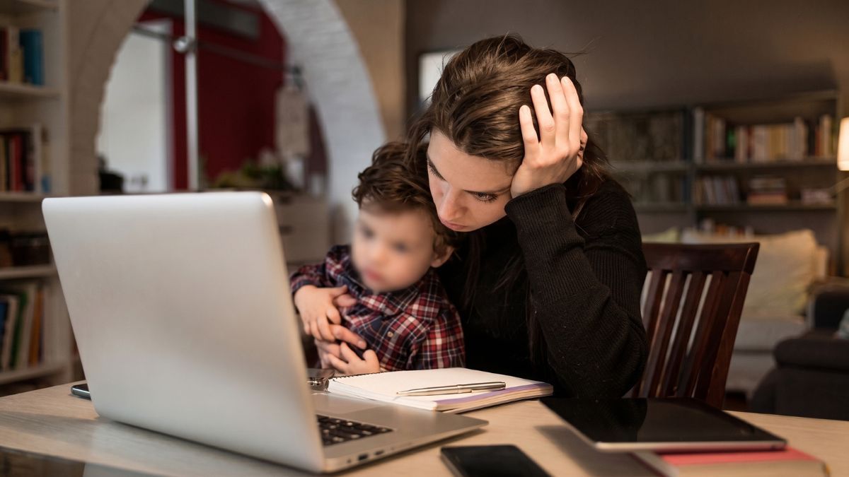 Niños pequeños, madres que crían solas y trabajan. Una imagen que de tan cotidiana a veces se hace invisible. Niños pequeños, madres que crían solas y trabajan. Una imagen que de tan cotidiana a veces se hace invisible.