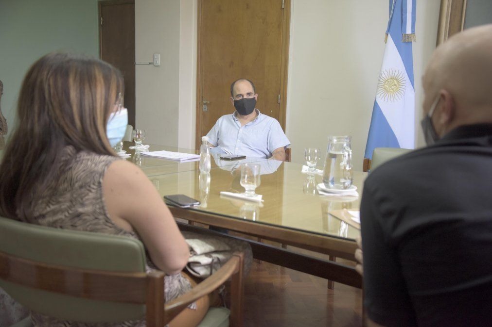 José Thomasse se reunió  en su despacho con representantes de la Red federal Padres Organizados Mendoza para dialogar sobre la vuelta a clases.