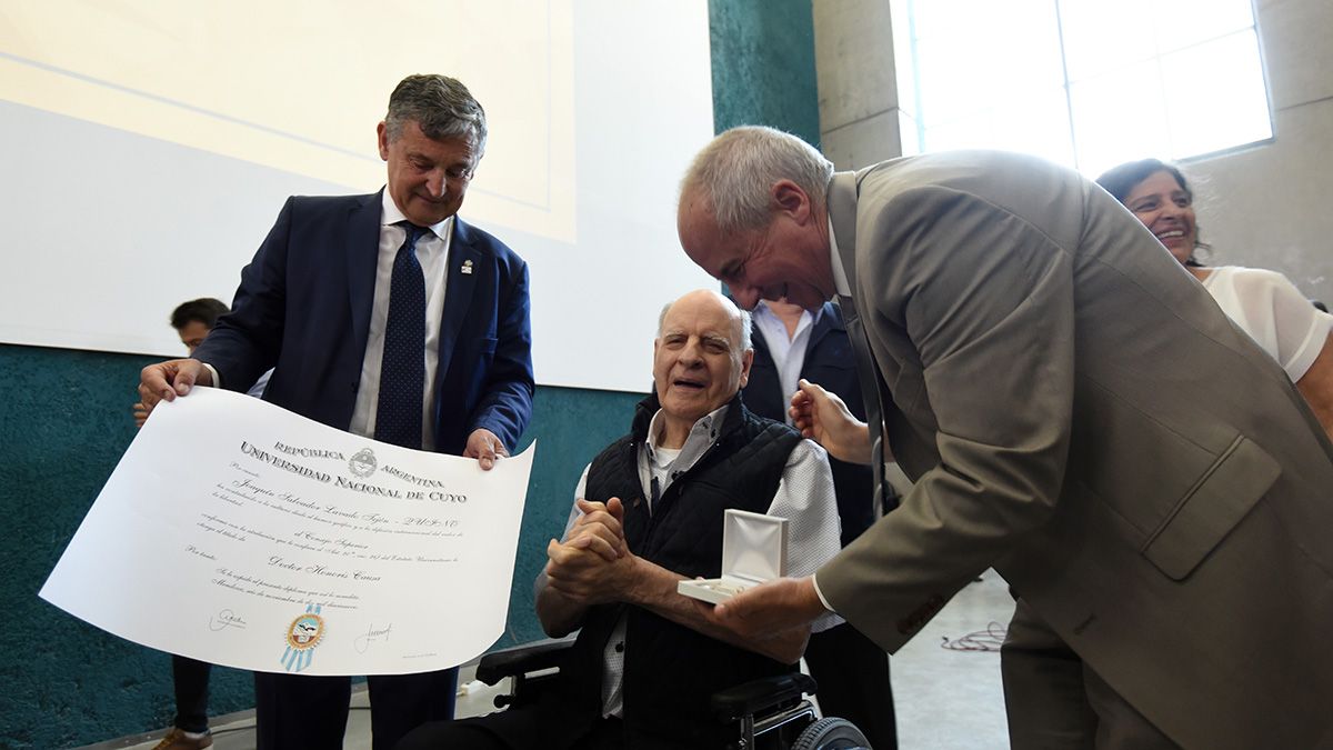En la foto el 13/11/2019 en dibujante y humorista gráfico era nombrado Dr Honoris Causa de la Universidad de Cuyo.