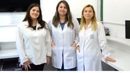 El equipo de trabajo del Imbecu Conicet: (izquierda a derecha): Daniela Cardone, María de los Ángeles Sanhueza y Myriam Laconi, responsable del laboratorio.