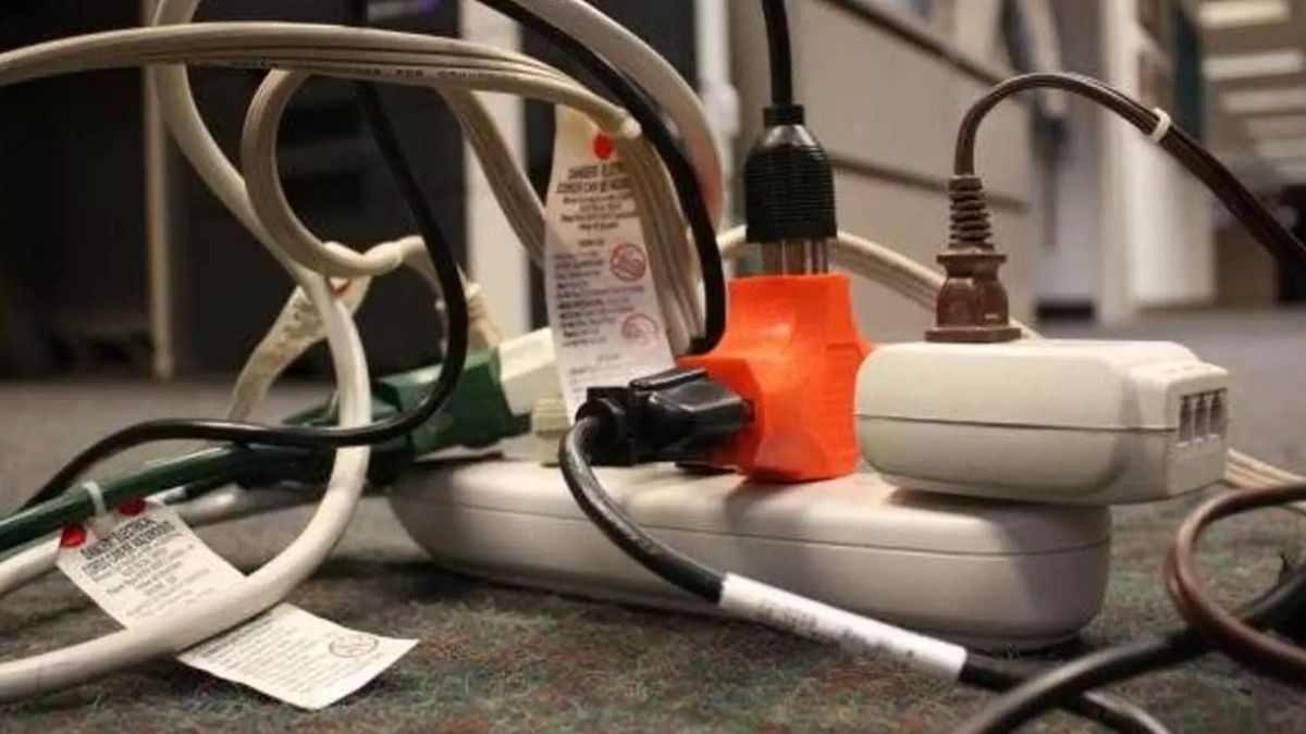 Uno de los grandes errores es conectar sin control dispositivos en los tomas múltiples, llamados zapatillas, donde no se tiene en cuenta la capacidad eléctrica de este elemento ni del circuito de la casa.