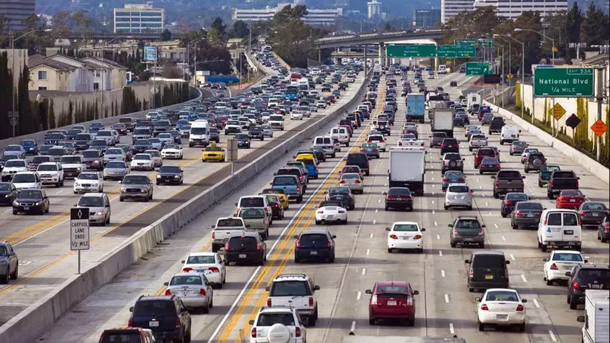 Durante el fin de semana del día de Acción de Gracias, millones de personas viajan por Estados Unidos para juntarse con sus familias. Durante el fin de semana del día de Acción de Gracias, millones de personas viajan por Estados Unidos para juntarse con sus familias.