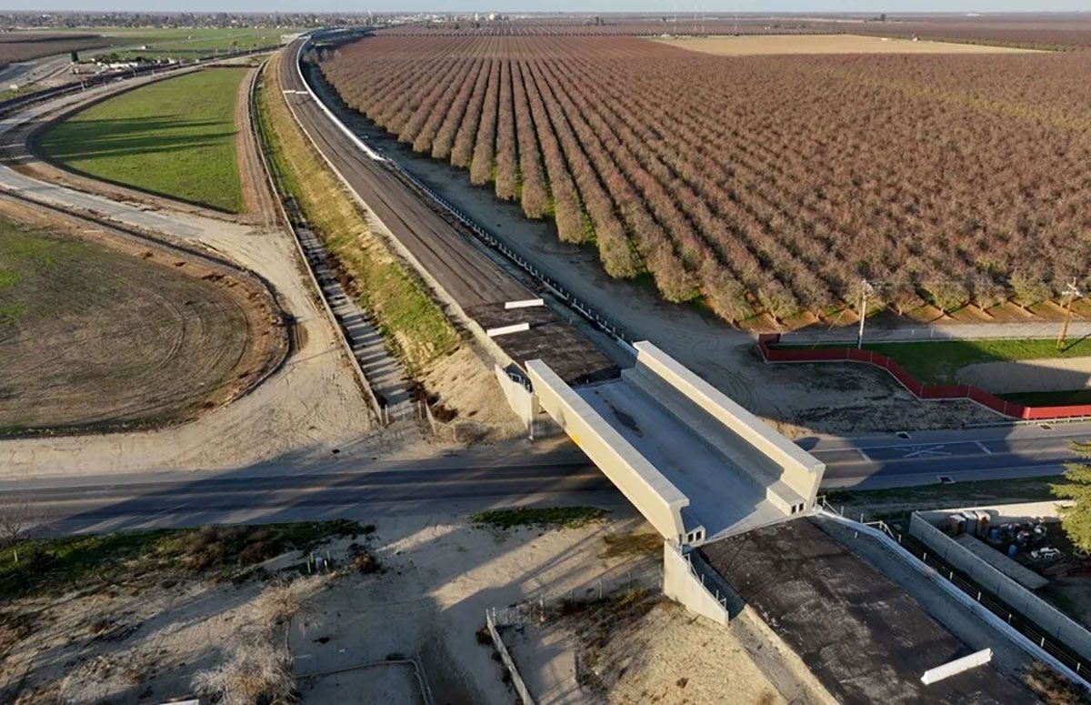Obra de construcción del viaducto Kimberlina, parte del proyecto de la primera línea de tren de alta velocidad. Crédito: EFE/Autoridad Ferroviaria de Alta Velocidad de California.