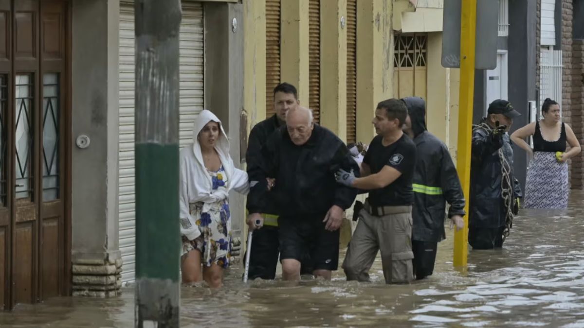 Los vecinos intentan retornar a sus hogares en medio del agua y el barro acumulado tras el violento temporal Los vecinos intentan retornar a sus hogares en medio del agua y el barro acumulado tras el violento temporal