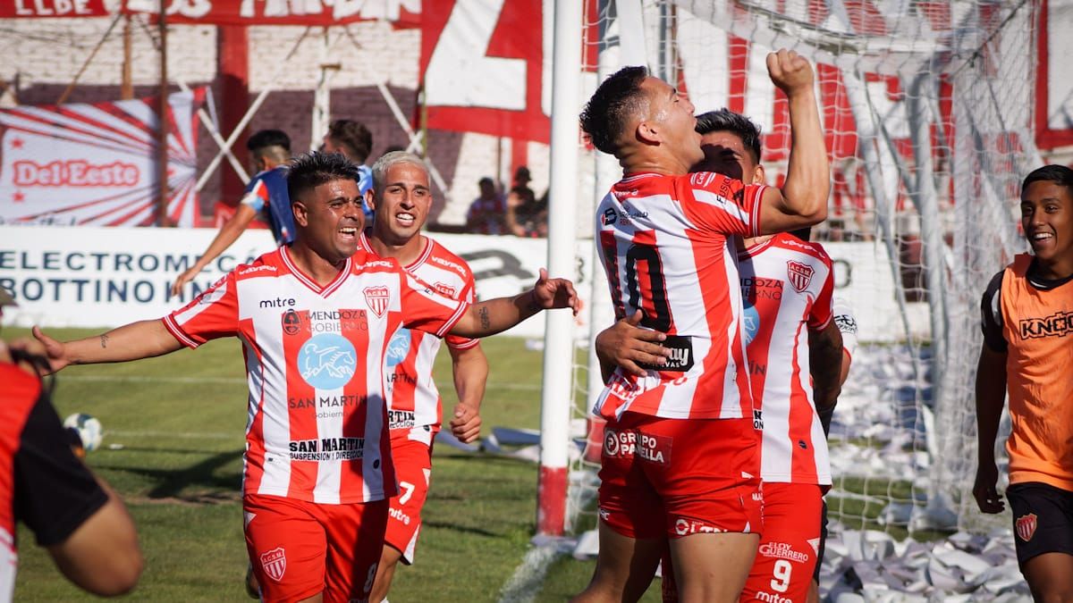 Ramón Lentini festeja el gol con mucha furia ante Peñarol.