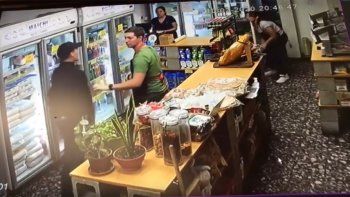Video: a cara descubierta asaltaron una fiambrería en Godoy Cruz