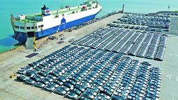 Descarga de automóviles importados en el puerto de Tianjin en septiembre. TONG YU / SERVICIO DE NOTICIAS DE CHINA