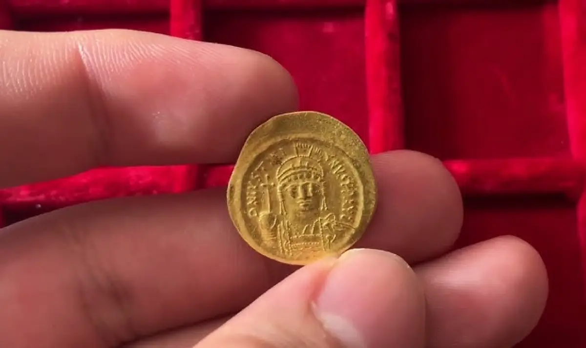 Las monedas de oro sorprendieron a los arqueólogos.