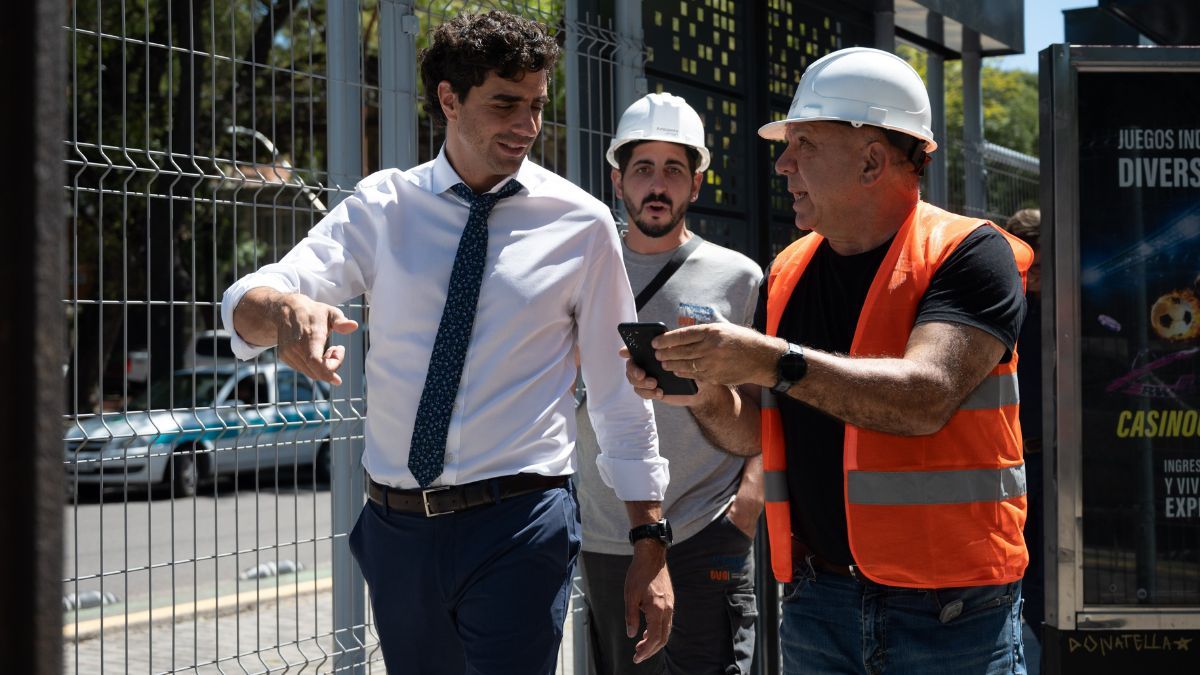 El ministro Mema inauguró el parador inteligente número 16 del Metrotranvía