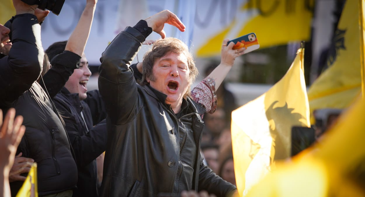 Javier Milei cerró su visita a Mendoza en cercanías de la plaza Independencia. Fotos: Axel Lloret