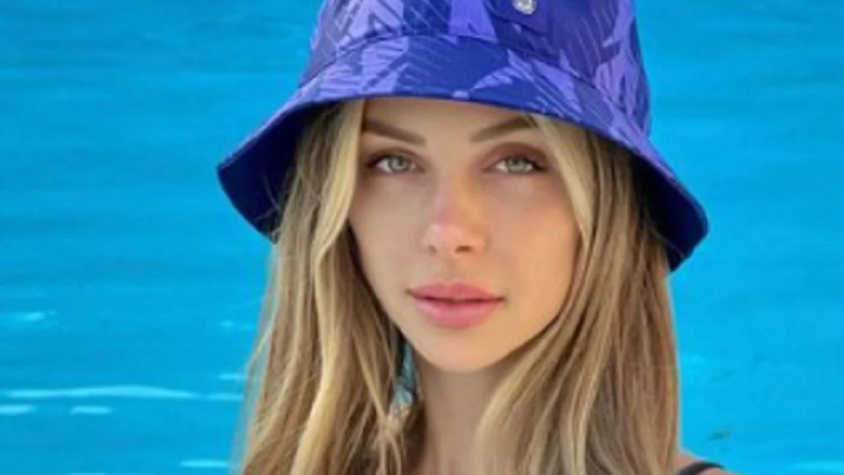 Romina Malaspina inaugura la temporada verano 2025 con microbikini bicolor ultra XS