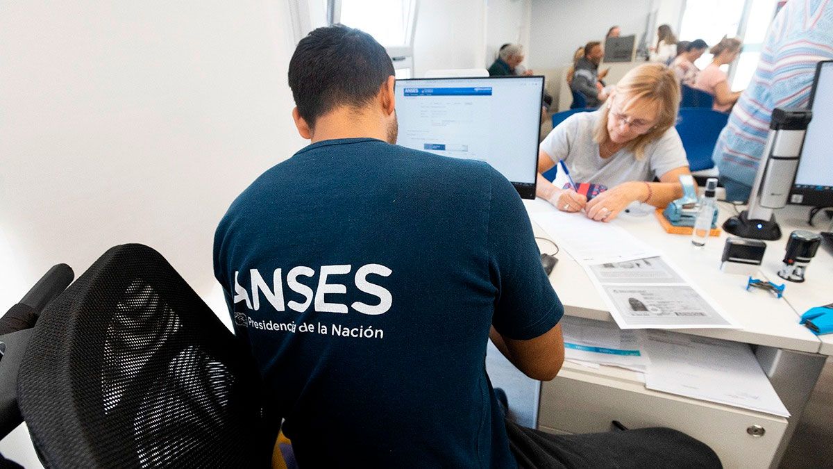 ANSES comenzó a pagar un bono exclusivo para AUH. ANSES comenzó a pagar un bono exclusivo para AUH.